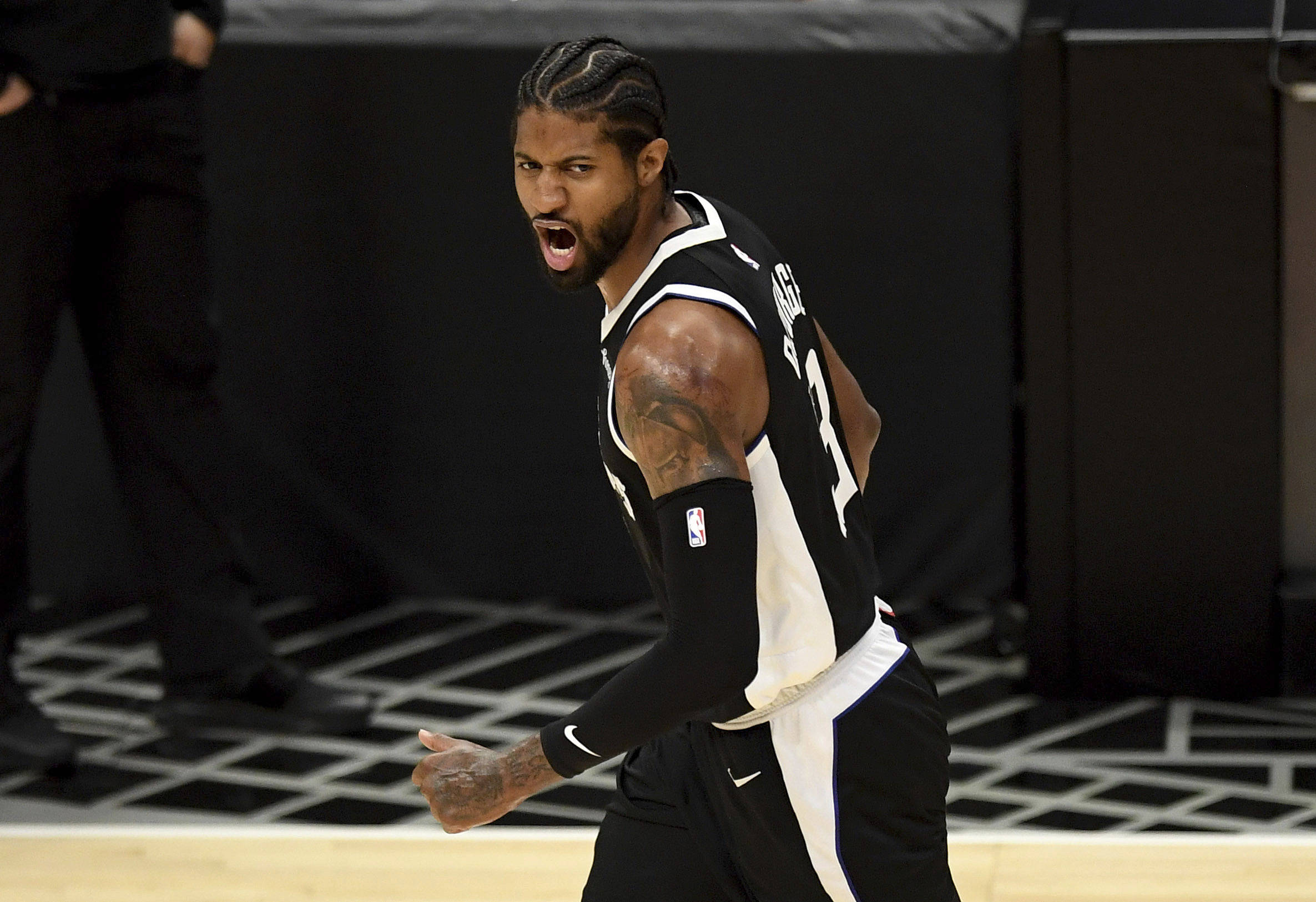 纵深跑位 纵深跑位